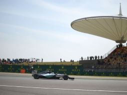 Hamilton recorrió el Circuito de Shanghai  en 1 minuto, 37 segundos y 615 milésimas. AFP / J. Eisele