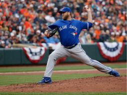 Oriole Park. El abridor Mark Buehrle realiza uno de sus lanzamientos durante la cuarta entrada. AFP / R. Carr