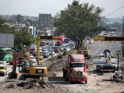 Varios automovilistas se vieron sorprendidos por el cierre de los carriles centrales en Periférico, en su cruce con Santa Esther. EL INFORMADOR / M. Vargas