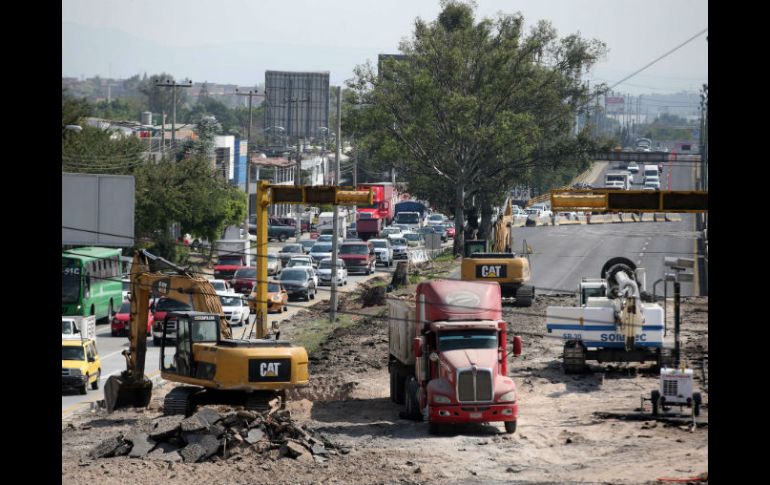 Varios automovilistas se vieron sorprendidos por el cierre de los carriles centrales en Periférico, en su cruce con Santa Esther. EL INFORMADOR / M. Vargas