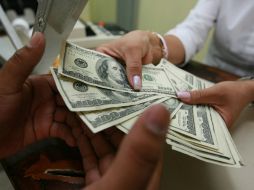 El dólar registra un precio promedio de 15.05 pesos a la venta y de 14.41 pesos a la compra en el AICM. EL INFORMADOR / ARCHIVO