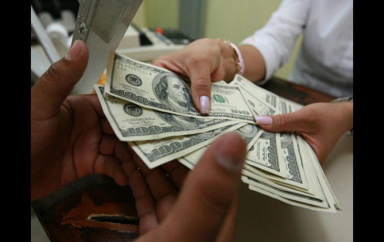 El dólar registra un precio promedio de 15.05 pesos a la venta y de 14.41 pesos a la compra en el AICM. EL INFORMADOR / ARCHIVO