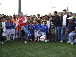 Rizo dio la patada inicial del torneo, acompañado de los  representantes del  Club Oro Jalisco y de Gallos de Jalisco. ESPECIAL / Chava Rizo