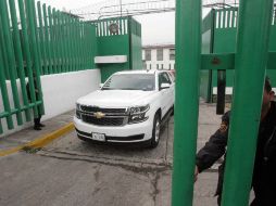 Vallejo sale en una camioneta Explorer blanca, la cual tenía permiso de entrar al penal. SUN /