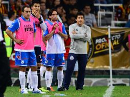 Los suplentes del Puebla miran con tristeza los minutos finales del partido. MEXSPORT / A. Macías