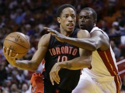 DeMar DeRozan (10), anotó 24 puntos y fue un valuarte importante para los Raptors. AP / W. Lee