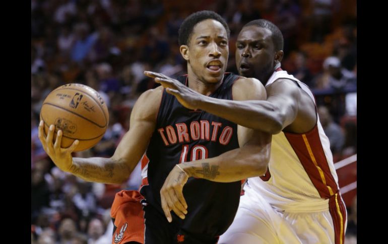 DeMar DeRozan (10), anotó 24 puntos y fue un valuarte importante para los Raptors. AP / W. Lee