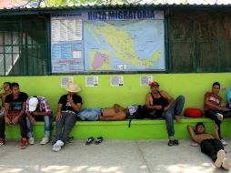 Migrantes en el albergue Hermanos en el Camino. La caravana podría salir el próximo miércoles. EFE /  R. Chaca