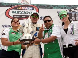 Rovelo fue acompañado en el podio por el veterano piloto Rafael Ramírez. ESPECIAL / NASCAR México Series