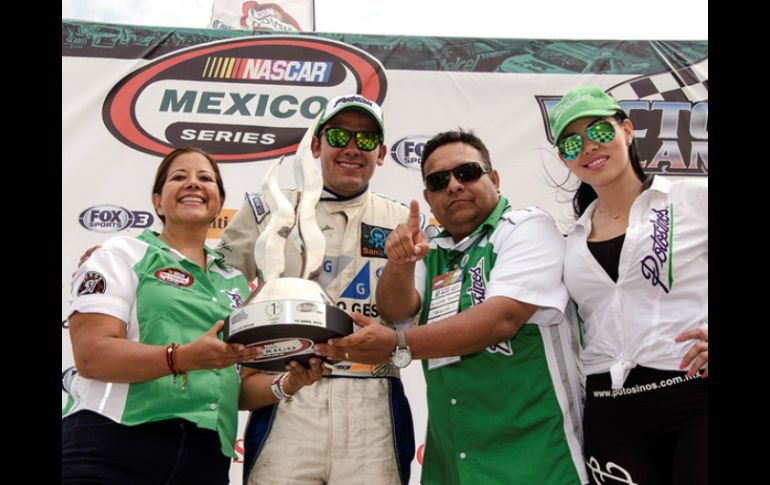 Rovelo fue acompañado en el podio por el veterano piloto Rafael Ramírez. ESPECIAL / NASCAR México Series