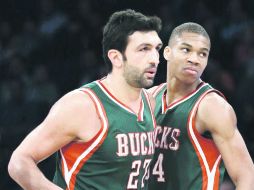 A las finales. Zaza Pachulia (izquierda) y Giannis Antetokounmpo, durante el duelo de los Bucks ante Nets. AP / F. Franklin