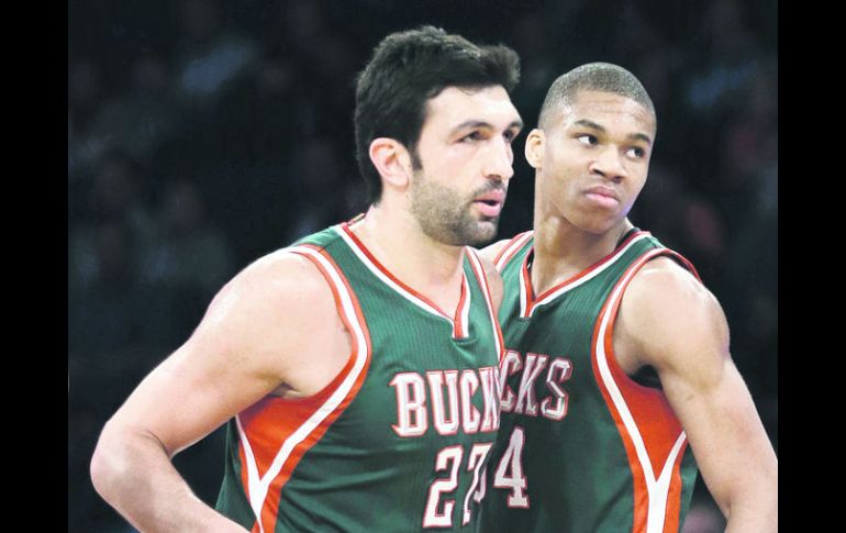 A las finales. Zaza Pachulia (izquierda) y Giannis Antetokounmpo, durante el duelo de los Bucks ante Nets. AP / F. Franklin