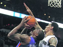 Frenado. Danny Green, (izquierda), de los Spurs, bloquea un tiro de Eric Bledso, de Phoenix. AP / M. Thomas