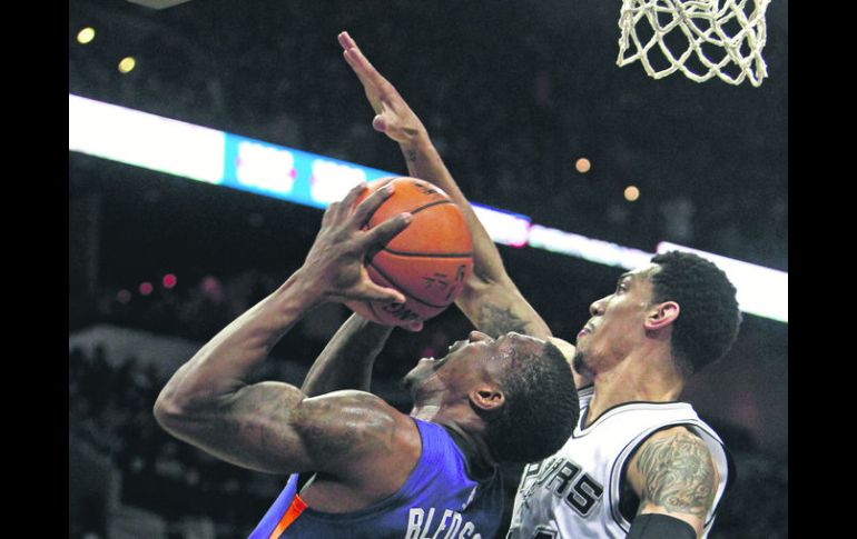 Frenado. Danny Green, (izquierda), de los Spurs, bloquea un tiro de Eric Bledso, de Phoenix. AP / M. Thomas