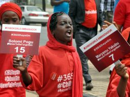 Con los nombres de cada una de las menores raptadas escritos en carteles, las mujeres recorrieron las calles de la capital nigeriana. AFP /