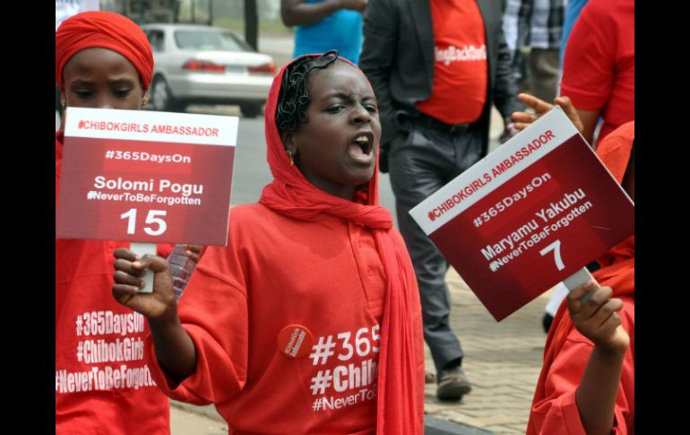 Con los nombres de cada una de las menores raptadas escritos en carteles, las mujeres recorrieron las calles de la capital nigeriana. AFP /