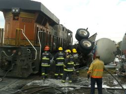 Bomberos, Protección Civil, Servicios de Emergencias y Seguridad Física de Pemex se trasladaron al lugar para controlar el fuego. SUN / RCC