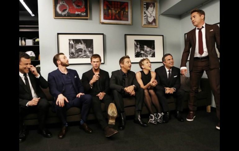 Robert Downey Jr. comparte una fotografía al lado de sus compañeros de reparto y Jimmy Kimmel. INSTAGRAM / @robertdowneyjr