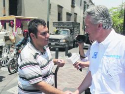 El candidato del PAN a la alcaldía de Guadalajara, Alfonso Petersen, saluda a un ciudadano en el centro histórico tapatío. EL INFORMADOR /