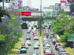 En la metrópoli circulan dos millones de vehículos. Al no estar verificados provocan el disparo en los contaminantes en horas pico. EL INFORMADOR / A. Hinojosa