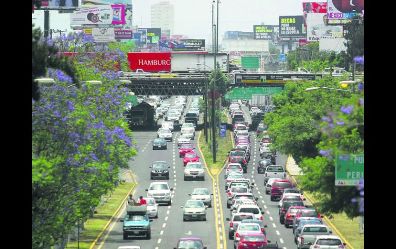 En la metrópoli circulan dos millones de vehículos. Al no estar verificados provocan el disparo en los contaminantes en horas pico. EL INFORMADOR / A. Hinojosa