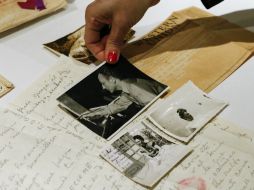 Detalle de una de las 25 cartas inéditas y dos fotografías de Kahlo, que la artista envió a su amante, cuyo retrato está en el centro. EFE / K. Betancur