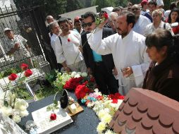 Varios fans se dieron cita en el Panteón Jardín para recordar a Pedro Infante con una misa y mucha música. NTX / J. Espinosa