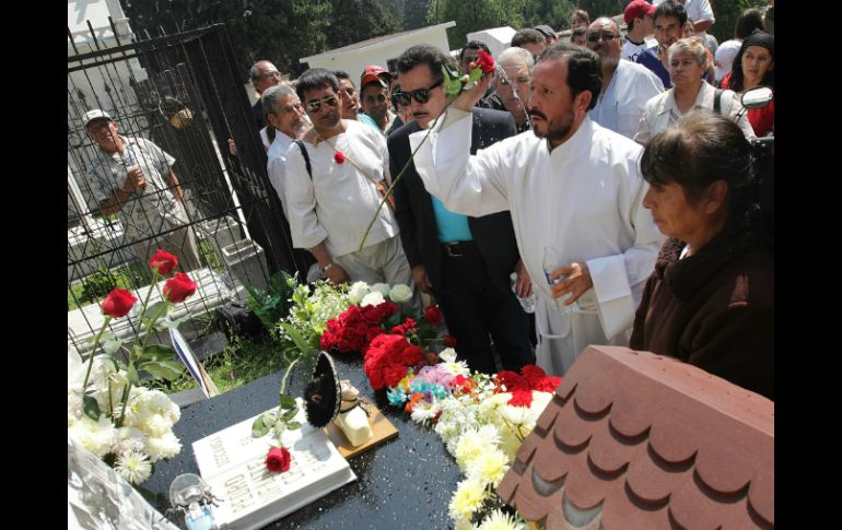 Varios fans se dieron cita en el Panteón Jardín para recordar a Pedro Infante con una misa y mucha música. NTX / J. Espinosa