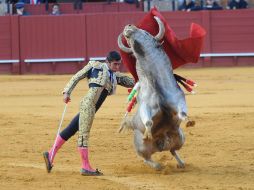 Joselito Adame se alzó como el primer tirunfador de la Feria de Abril 2015 de Sevilla. ESPECIAL / Matito