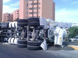 El incidente provocó una intensa carga vehicular en la zona. ESPECIAL /