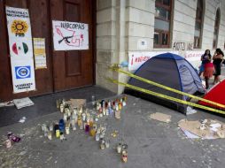 Luego de seis meses instalados en dicha plaza pública, los docentes afines al secretario general de la CETEG se retiran. AP / ARCHIVO