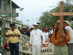 Para evitar cualquier confrontación, el Instituto da paso libre a los integrantes del Vía Crucis migrante. EFE /