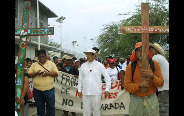 Para evitar cualquier confrontación, el Instituto da paso libre a los integrantes del Vía Crucis migrante. EFE /