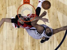 Anthony Davis (izq), de Nueva Orleans, y Boris Diaw, de San Antonio, disputan el balón bajo la canasta. AP / G. Herbert