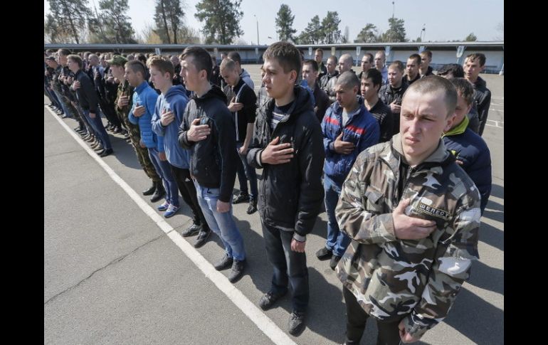 Nuevos reclutas ucranianos cantan el himno nacional antes de ser enviados al servicio militar en Kiev. EFE / s. Dolzhenko