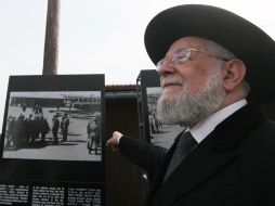 Un hombre asiste a la Marcha anual por la vida para recordar a las víctimas de los holocaustos nazis. AP / C. Sokolowski