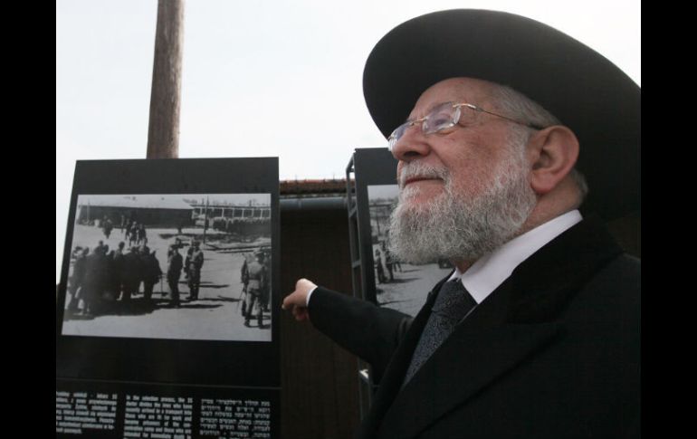 Un hombre asiste a la Marcha anual por la vida para recordar a las víctimas de los holocaustos nazis. AP / C. Sokolowski