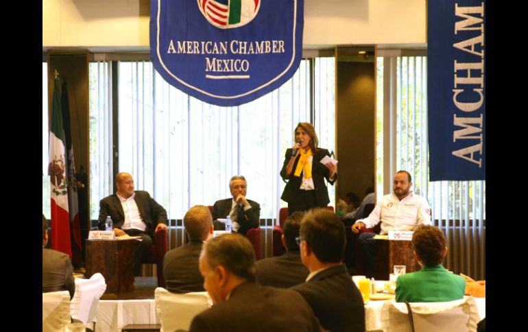 En el debate de la American Chamber, Fausto apunta que es necesario fomentar una cultura emprendedora entre los tapatíos. EL INFORMADOR / M. Vargas