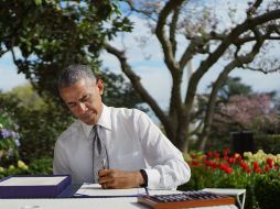 Obama firmó la ley en una ceremonia ante reporteros y fotógrafos en el Jardín de las Rosas de la Casa Blanca. AFP / M. Ngan