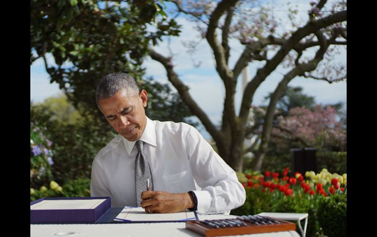 Obama firmó la ley en una ceremonia ante reporteros y fotógrafos en el Jardín de las Rosas de la Casa Blanca. AFP / M. Ngan