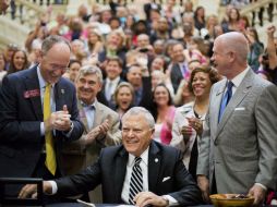 El gobernador de Georgia Nathan Deal en la firma de la legislación de la mariguana medicinal. AP / D. Goldman