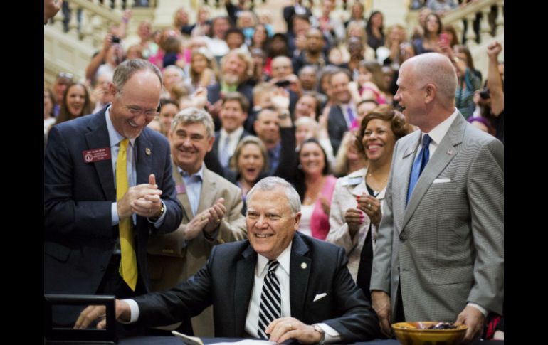 El gobernador de Georgia Nathan Deal en la firma de la legislación de la mariguana medicinal. AP / D. Goldman