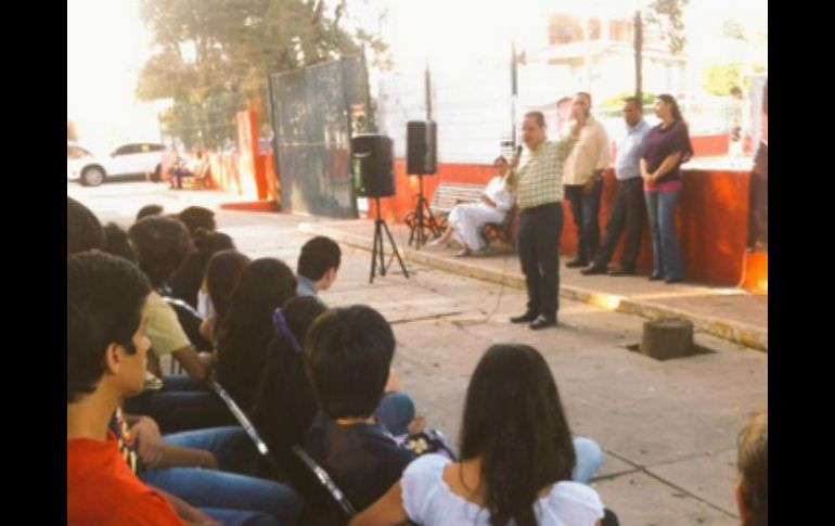 Enrique Velázquez tuvo una plática con jóvenes en Zapopan. TWITTER / @EnriqueV01