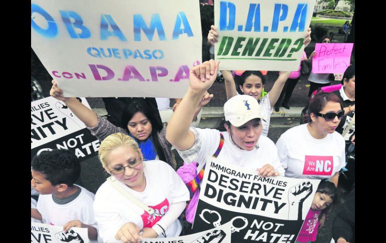 Inmigrantes mostraron en una Corte Federal en Nueva Orleans su respaldo a las medidas ejecutivas de Barack Obama. AP /