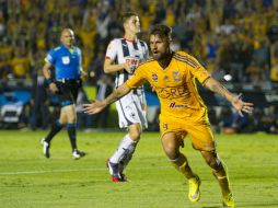 Rafael Sobis celebra su gol poco antes de salir de la cancha. MEXSPORT / E. De La Torre