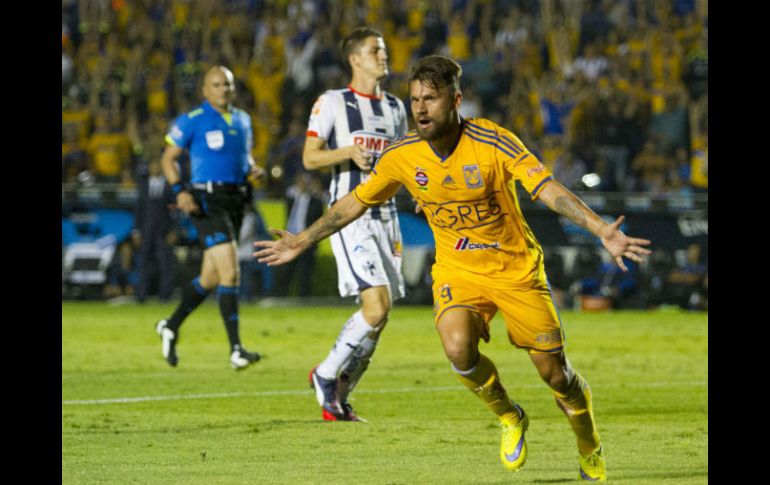 Rafael Sobis celebra su gol poco antes de salir de la cancha. MEXSPORT / E. De La Torre