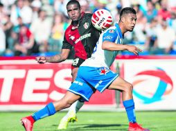 El delantero ecuatoriano de los Zorros, Christian Suárez, definió así para marcar el único gol en el Estadio Universitario BUAP. MEXSPORT /  J. Ramírez