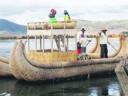 Aventura. Una embarcación de Totora como esta, en el lago Titicaca, fué la inspiración de Thor Heyerdahl para la famosa Ra II. EL INFORMADOR / ARCHIVO