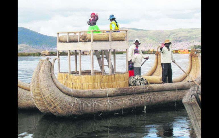 Aventura. Una embarcación de Totora como esta, en el lago Titicaca, fué la inspiración de Thor Heyerdahl para la famosa Ra II. EL INFORMADOR / ARCHIVO