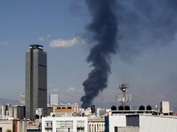 Elementos del Heroico Cuerpo de Bomberos lograron ingresar al interior de la cervecera para sofocar las llamas. NTX / A. Romero